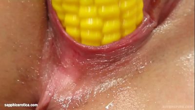 Phim sex em gái thủ dâm bằng trái bắp to gân guốc